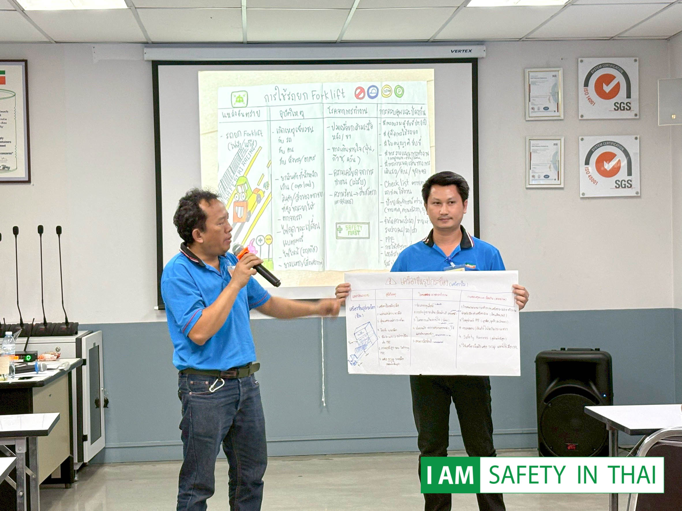 วิทยากรนำเสนอหัวข้อสิ่งแวดล้อมและการอนุรักษ์ทรัพยากร 